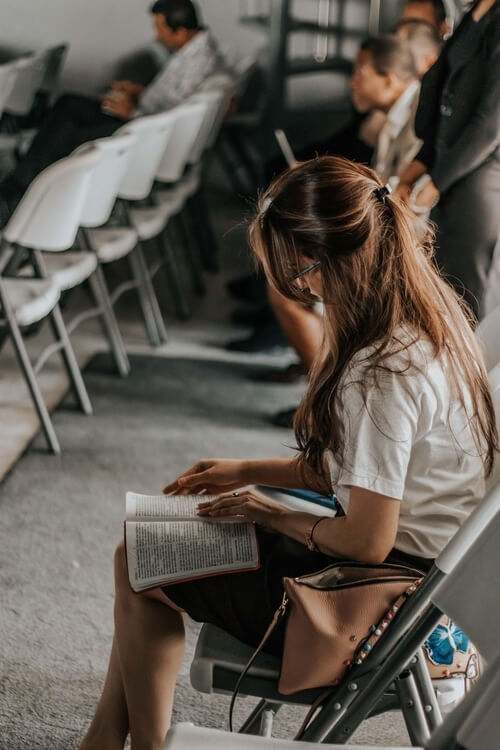 Une femme assise, en train de lire